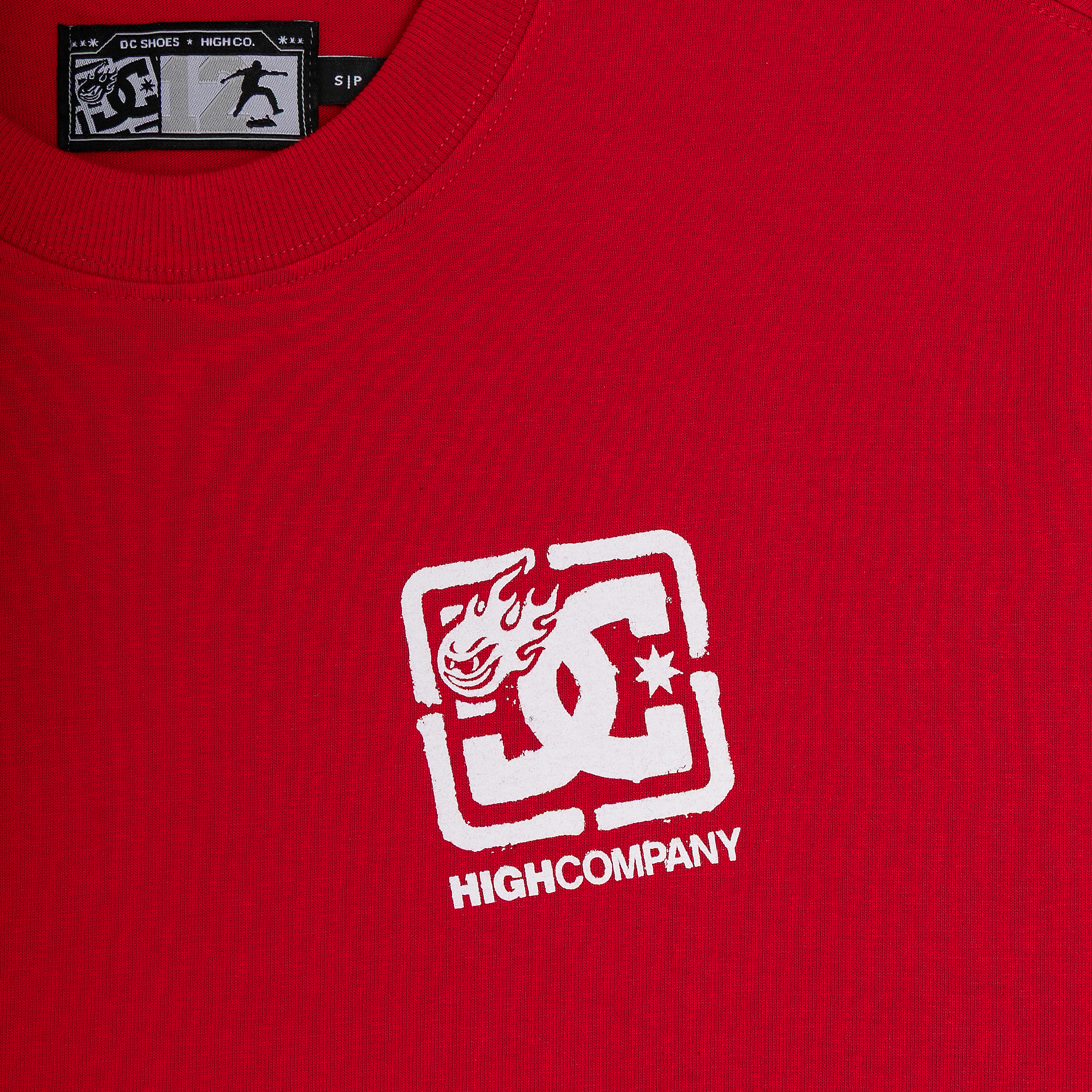 Tee_Spray_HIGHxDC_Red_Detail_3
