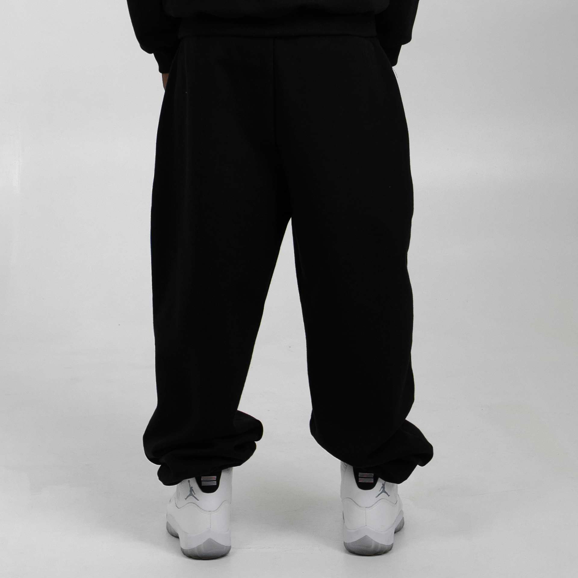 ESSENTIAL-BLACK-SWEATPANTS-4