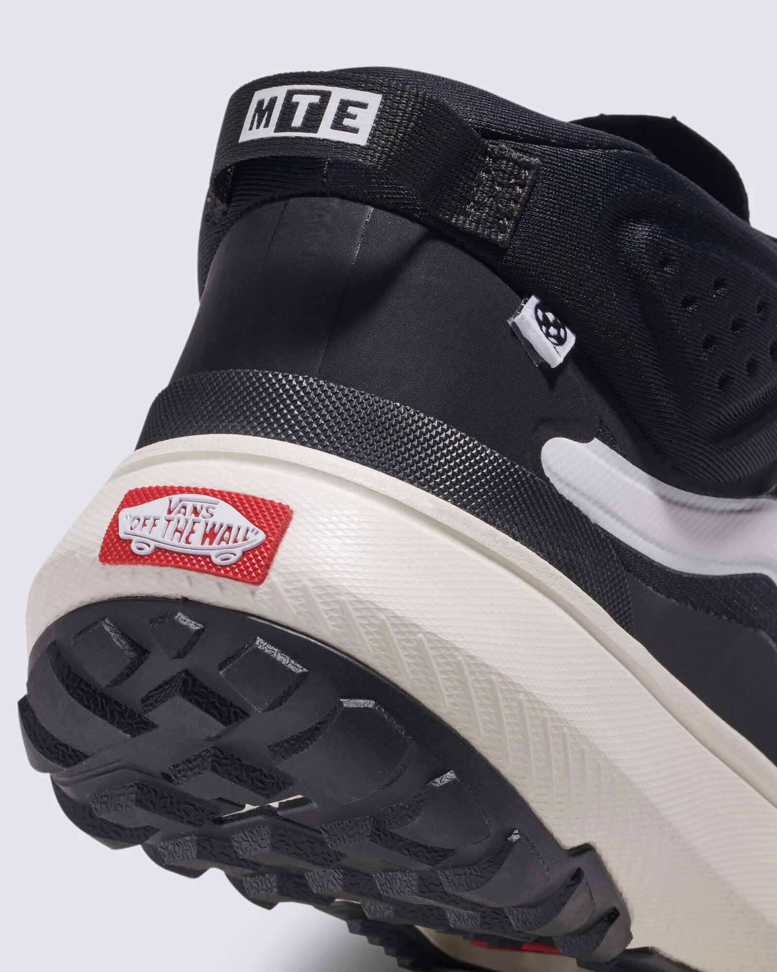 Hires-Vans-V1003550880001-07