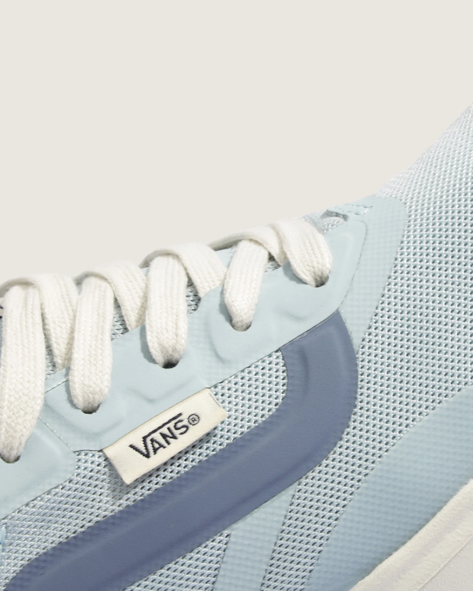 Hires-Vans-V1003551100004-06