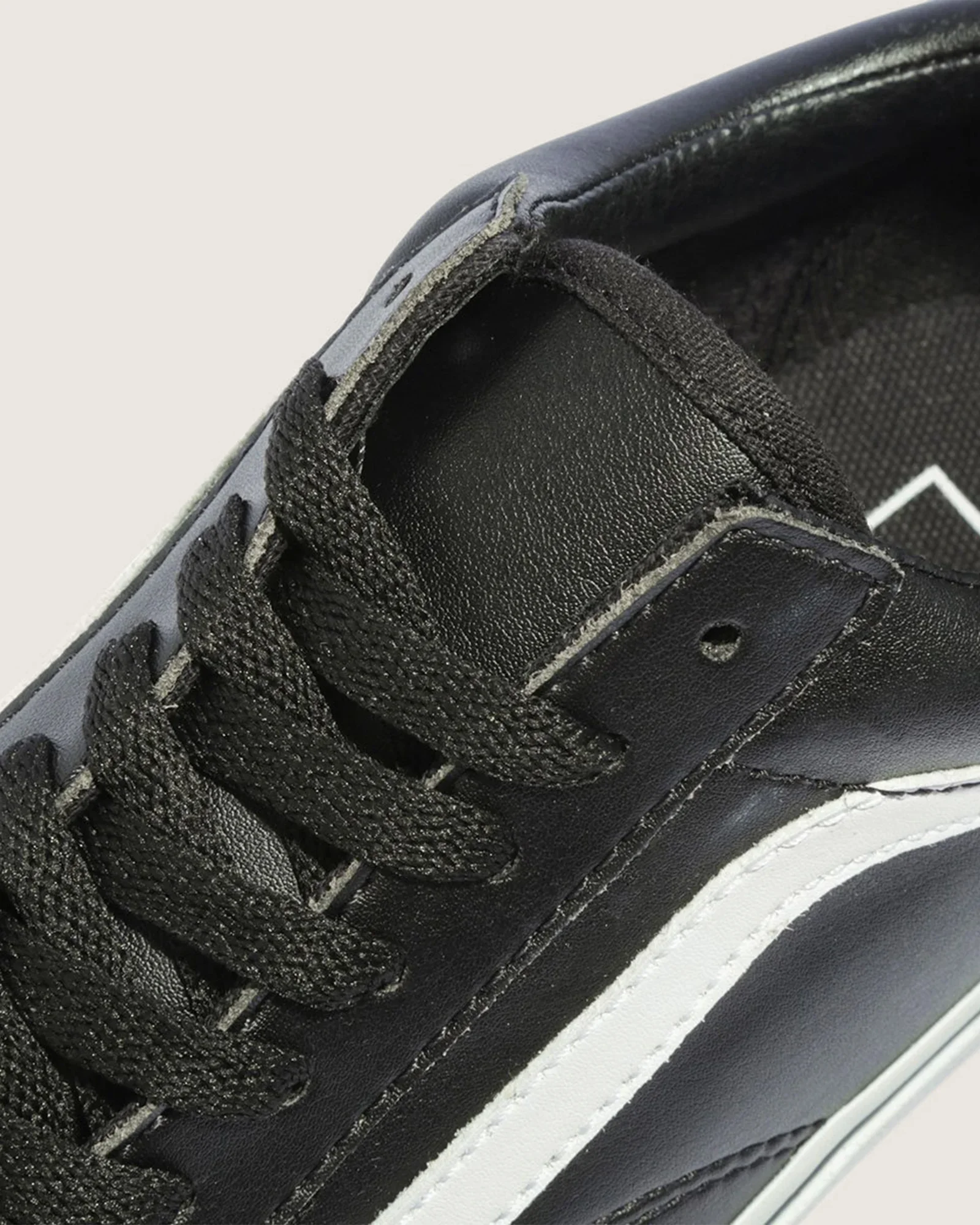 Hires-Vans-V1002000850070-05